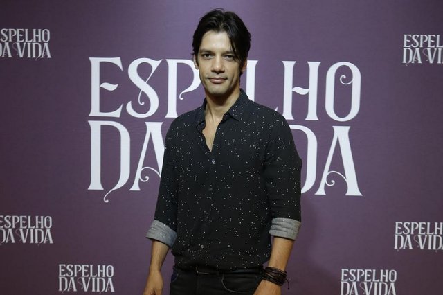 Patrick Sampaio, roteirista do Amor & Sexo que também é ator, fará sua estreia em novelas em Espelho da Vida. Ele interpretará Felipe, primo de Alain, personagem de João Vicente de Castro. Patrick Sampaio, roteirista do Amor & Sexo que também é ator, fará sua estreia em novelas em Espelho da Vida. Ele interpretará Felipe, primo de Alain, personagem de João Vicente de Castro.