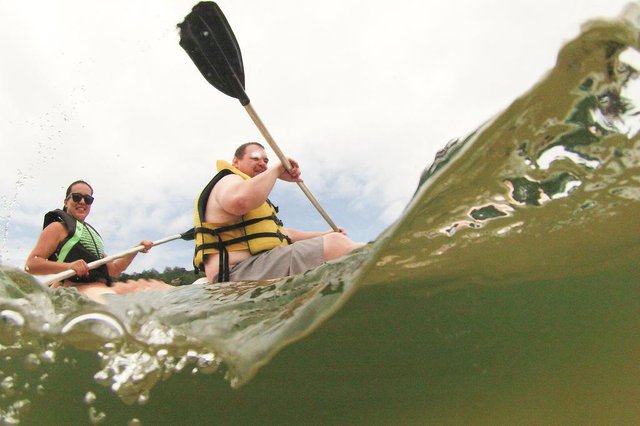 FLORIANÓPOLIS, SC, BRASIL, 22/11/2018: Esportes ao Ar livre. Canoagem e SUP na Lagoa da Conceição. Na foto: Daniel Cardoso, 37 anos e Letícia Teragi, 33 anos de Itajaí. (Foto: CRISTIANO ESTRELA / DIÁRIO CATARINENSE) FLORIANÓPOLIS, SC, BRASIL, 22/11/2018: Esportes ao Ar livre. Canoagem e SUP na Lagoa da Conceição. Na foto: Daniel Cardoso, 37 anos e Letícia Teragi, 33 anos de Itajaí. (Foto: CRISTIANO ESTRELA / DIÁRIO CATARINENSE)