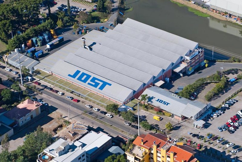 A JOST Brasil comemorou dois grandes feitos no dia 31 de agosto: 16 anos presente no mercado brasileiro e ter atingido a marca de 400 mil quintas-rodas vendidas, um de seus principais produtos. Criada a partir de uma joint venture entre a Randon S/A Implementos e Participações e a alemã JOST-Werke GmbH, em 1995, a JOST atende hoje todas as montadoras de caminhões e os principais fabricantes de implementos rodoviários do país.