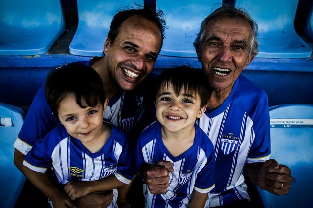 FLORIANÓPOLIS, SANTA CATARINA, BRASIL - FOTO: TIAGO GHIZONI/DIÁRIO CATARINENSE - 21/11/2018 - A tarde de quarta-feira foi agitada no Estádio da Ressacada, em Florianópolis. Marquinhos abriu os trabalhos com uma coletiva em que comentou a expectativa para a última partida de sua carreira, os momentos marcantes da carreira e o sentimento para com o Avaí. Em seguida os jogadores participaram de um treinamento ofensivo no campo aberto. Para finalizar o dia, conhecemos a família Torquato: avô (Gerty Guimarães Torquato), pai (Jefferson da Silva Torquato) e os gêmeos (Davi Silva Torquato e Arthur Silva Torquato). Família avaiana que espera assistir o acesso do time para a série A do Brasileirão. FLORIANÓPOLIS, SANTA CATARINA, BRASIL - FOTO: TIAGO GHIZONI/DIÁRIO CATARINENSE - 21/11/2018 - A tarde de quarta-feira foi agitada no Estádio da Ressacada, em Florianópolis. Marquinhos abriu os trabalhos com uma coletiva em que comentou a expectativa para a última partida de sua carreira, os momentos marcantes da carreira e o sentimento para com o Avaí. Em seguida os jogadores participaram de um treinamento ofensivo no campo aberto. Para finalizar o dia, conhecemos a família Torquato: avô (Gerty Guimarães Torquato), pai (Jefferson da Silva Torquato) e os gêmeos (Davi Silva Torquato e Arthur Silva Torquato). Família avaiana que espera assistir o acesso do time para a série A do Brasileirão.