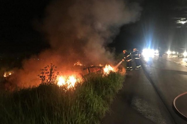 Carro fica destruído após pegar fogo na zona Oeste de Joinville Carro fica destruído após pegar fogo na zona Oeste de Joinville