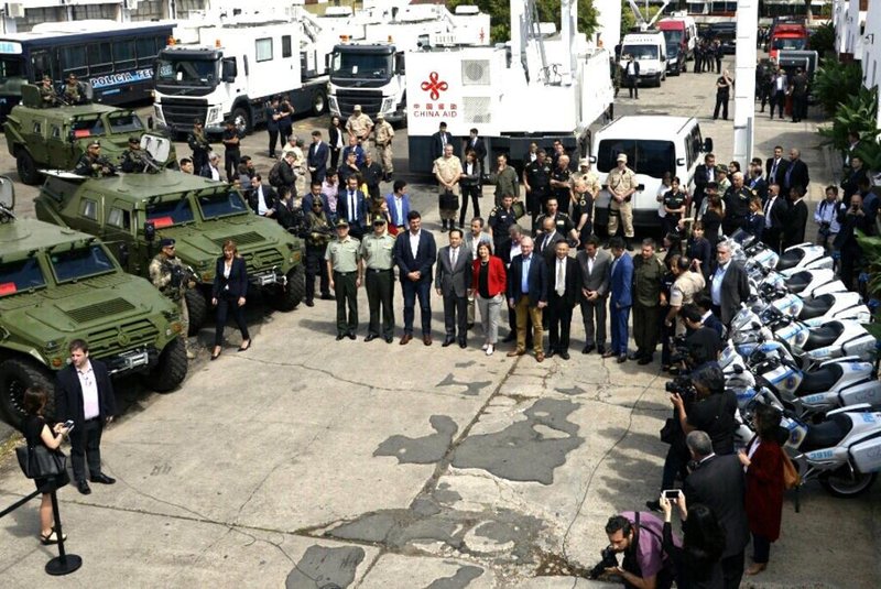  Handout picture released by the Argentine Security Ministry showing authorities presenting security equipment donated by the Chinese government that will be used during the G20 Summit in Buenos Aires, on November 16, 2018. - The Chinese government donated motorcycles, vans and trucks valued at 18,300,000 million dollars for the security of the G20 Summit, to take place in Buenos Aires on November 30 and December 1, 2018. (Photo by HO / Argentinian Ministry of Security / AFP) / RESTRICTED TO EDITORIAL USE - MANDATORY CREDIT AFP PHOTO / ARGENTINE MINISTRY OF SECURITY - NO MARKETING NO ADVERTISING CAMPAIGNS - DISTRIBUTED AS A SERVICE TO CLIENTSEditoria: POLLocal: Buenos AiresIndexador: HOSecao: security measuresFonte: Argentinian Ministry of SecurityFotógrafo: STR
