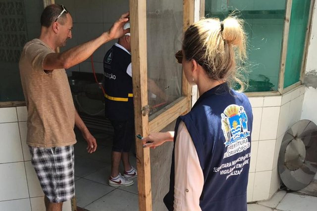 A prefeitura de Florianópolis e a Casan promoveram uma Blitz Se Liga Na Rede recorde na manhã desta segunda-feira, dia 26. O alvo da fiscalização, que teve o maior número de terrenos visitados, foi a região do Rio das Ostras, em Canajurê, localidade bastante visitada durante a temporada de verão. O trabalho contou com fiscais da Vigilância em Saúde, Floram, equipes de apoio do Programa Floripa Se Liga Na Rede e Casan.Dos 12 imóveis vistoriados, nove apresentaram algum tipo de irregularidade. A prefeitura de Florianópolis e a Casan promoveram uma Blitz Se Liga Na Rede recorde na manhã desta segunda-feira, dia 26. O alvo da fiscalização, que teve o maior número de terrenos visitados, foi a região do Rio das Ostras, em Canajurê, localidade bastante visitada durante a temporada de verão. O trabalho contou com fiscais da Vigilância em Saúde, Floram, equipes de apoio do Programa Floripa Se Liga Na Rede e Casan.Dos 12 imóveis vistoriados, nove apresentaram algum tipo de irregularidade.