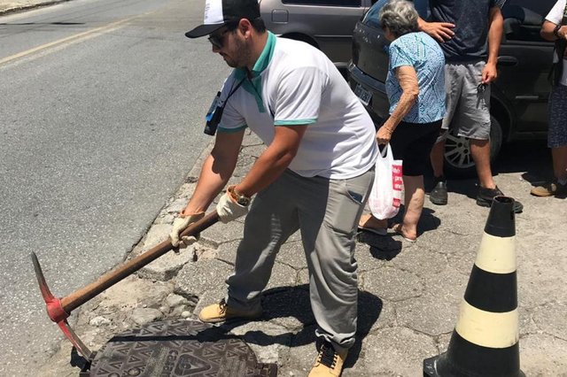 A prefeitura de Florianópolis e a Casan promoveram uma Blitz Se Liga Na Rede recorde na manhã desta segunda-feira, dia 26. O alvo da fiscalização, que teve o maior número de terrenos visitados, foi a região do Rio das Ostras, em Canajurê, localidade bastante visitada durante a temporada de verão. O trabalho contou com fiscais da Vigilância em Saúde, Floram, equipes de apoio do Programa Floripa Se Liga Na Rede e Casan.Dos 12 imóveis vistoriados, nove apresentaram algum tipo de irregularidade. A prefeitura de Florianópolis e a Casan promoveram uma Blitz Se Liga Na Rede recorde na manhã desta segunda-feira, dia 26. O alvo da fiscalização, que teve o maior número de terrenos visitados, foi a região do Rio das Ostras, em Canajurê, localidade bastante visitada durante a temporada de verão. O trabalho contou com fiscais da Vigilância em Saúde, Floram, equipes de apoio do Programa Floripa Se Liga Na Rede e Casan.Dos 12 imóveis vistoriados, nove apresentaram algum tipo de irregularidade.