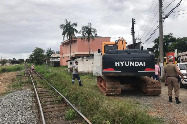 Justiça cumpre mandados de reintegração de posse na zona Sul de Joinville, próximo aos trilhos de tremUm bar foi parcialmente demolido e três casas interditadas até que moradores retirem seus pertences para demolição Justiça cumpre mandados de reintegração de posse na zona Sul de Joinville, próximo aos trilhos de tremUm bar foi parcialmente demolido e três casas interditadas até que moradores retirem seus pertences para demolição