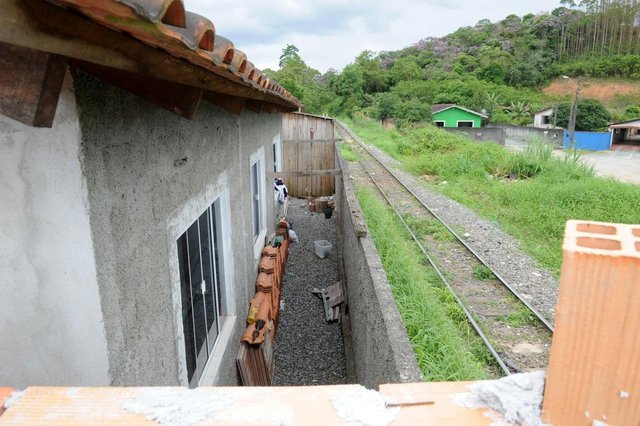 JOINVILLE,SC,BRASIL,27-11-2018.Justiça cumpre mandados de reintegração de posse na zona Sul de Joinville, próximo aos trilhos de trem. Um bar foi parcialmente demolido e três casas interditadas até que moradores retirem seus pertences para demolição.(Foto:Salmo Duarte/A Notícia) JOINVILLE,SC,BRASIL,27-11-2018.Justiça cumpre mandados de reintegração de posse na zona Sul de Joinville, próximo aos trilhos de trem. Um bar foi parcialmente demolido e três casas interditadas até que moradores retirem seus pertences para demolição.(Foto:Salmo Duarte/A Notícia)