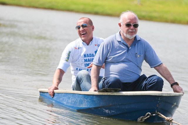 FLORIANÓPOLIS, SC, BRASIL, 28/11/2018: Marquinhos Santos, hasteia bandeira do Avaí na cabeceira de uma das pontes. Presidente do Avaí Batistotti (FOTO: CRISTIANO ESTRELA / DIÁRIO CATARINENSE) FLORIANÓPOLIS, SC, BRASIL, 28/11/2018: Marquinhos Santos, hasteia bandeira do Avaí na cabeceira de uma das pontes. Presidente do Avaí Batistotti (FOTO: CRISTIANO ESTRELA / DIÁRIO CATARINENSE)