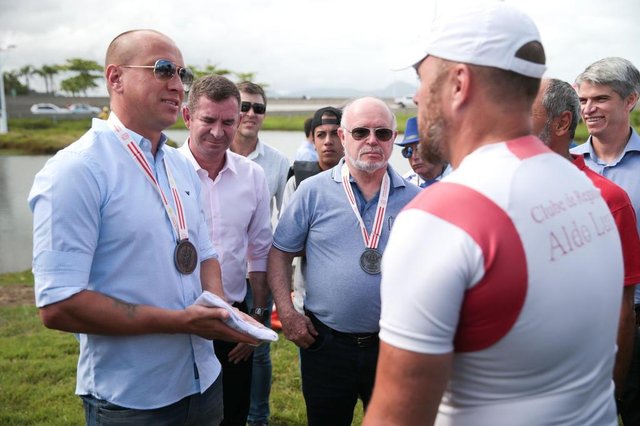 FLORIANÓPOLIS, SC, BRASIL, 28/11/2018: Marquinhos Santos, hasteia bandeira do Avaí na cabeceira de uma das pontes. Presidente do Avaí Batistotti recebe homenagem (FOTO: CRISTIANO ESTRELA / DIÁRIO CATARINENSE) FLORIANÓPOLIS, SC, BRASIL, 28/11/2018: Marquinhos Santos, hasteia bandeira do Avaí na cabeceira de uma das pontes. Presidente do Avaí Batistotti recebe homenagem (FOTO: CRISTIANO ESTRELA / DIÁRIO CATARINENSE)