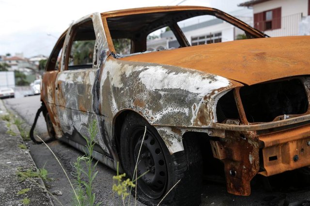 FLORIANOPOLIS, SC, BRASIL, 27/11/2018 - Carros apreendidos ficam abandonados nas ruas proximas as delegacias.Foto: Rua em frente à 3ª DP, em Capoeiras, está tomada de carros abandonados, com pneu furado e até queimado.Local: FlorianopolisIndexador: Betina HumeresFonte: Diario CatarinenseFotógrafo: Fotografa FLORIANOPOLIS, SC, BRASIL, 27/11/2018 - Carros apreendidos ficam abandonados nas ruas proximas as delegacias.Foto: Rua em frente à 3ª DP, em Capoeiras, está tomada de carros abandonados, com pneu furado e até queimado.Local: FlorianopolisIndexador: Betina HumeresFonte: Diario CatarinenseFotógrafo: Fotografa
