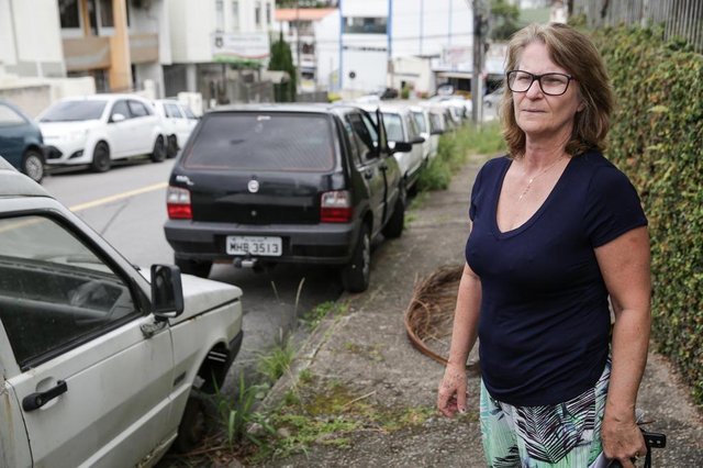FLORIANOPOLIS, SC, BRASIL, 27/11/2018 - Carros apreendidos ficam abandonados nas ruas proximas as delegacias.Foto: Claudete Santos de Abreu, 57 anos, vizinha da 3ª DP, em CapoeirasLocal: FlorianopolisIndexador: Betina HumeresFonte: Diario CatarinenseFotógrafo: Fotografa FLORIANOPOLIS, SC, BRASIL, 27/11/2018 - Carros apreendidos ficam abandonados nas ruas proximas as delegacias.Foto: Claudete Santos de Abreu, 57 anos, vizinha da 3ª DP, em CapoeirasLocal: FlorianopolisIndexador: Betina HumeresFonte: Diario CatarinenseFotógrafo: Fotografa