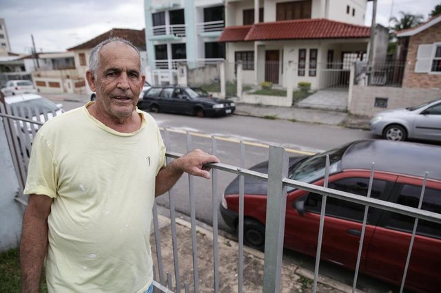 FLORIANOPOLIS, SC, BRASIL, 27/11/2018 - Carros apreendidos ficam abandonados nas ruas proximas as delegacias.Foto: Osmarino Mariano Espíndola, 67 anos, vizinho da 3ª DP em CapoeirasLocal: FlorianopolisIndexador: Betina HumeresFonte: Diario CatarinenseFotógrafo: Fotografa FLORIANOPOLIS, SC, BRASIL, 27/11/2018 - Carros apreendidos ficam abandonados nas ruas proximas as delegacias.Foto: Osmarino Mariano Espíndola, 67 anos, vizinho da 3ª DP em CapoeirasLocal: FlorianopolisIndexador: Betina HumeresFonte: Diario CatarinenseFotógrafo: Fotografa
