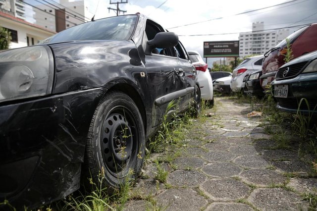 FLORIANOPOLIS, SC, BRASIL, 27/11/2018 - Carros apreendidos ficam abandonados nas ruas proximas as delegacias.Foto: Pátio e proximidades da 2ª DP, em Berreiros.Local: FlorianopolisIndexador: Betina HumeresFonte: Diario CatarinenseFotógrafo: Fotografa FLORIANOPOLIS, SC, BRASIL, 27/11/2018 - Carros apreendidos ficam abandonados nas ruas proximas as delegacias.Foto: Pátio e proximidades da 2ª DP, em Berreiros.Local: FlorianopolisIndexador: Betina HumeresFonte: Diario CatarinenseFotógrafo: Fotografa