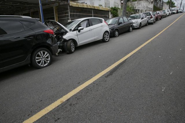 FLORIANOPOLIS, SC, BRASIL, 27/11/2018 - Carros apreendidos ficam abandonados nas ruas proximas as delegacias.Foto: Rua em frente à 3ª DP, em Capoeiras, está tomada de carros abandonados, com pneu furado e até queimado.Local: FlorianopolisIndexador: Betina HumeresFonte: Diario CatarinenseFotógrafo: Fotografa FLORIANOPOLIS, SC, BRASIL, 27/11/2018 - Carros apreendidos ficam abandonados nas ruas proximas as delegacias.Foto: Rua em frente à 3ª DP, em Capoeiras, está tomada de carros abandonados, com pneu furado e até queimado.Local: FlorianopolisIndexador: Betina HumeresFonte: Diario CatarinenseFotógrafo: Fotografa