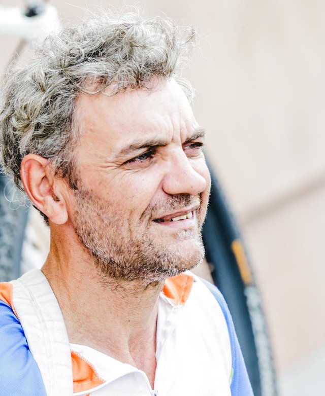 PALHOÇA, SC, BRASIL, 27.11.2018 - Não perdi uma perna, eu ganhei uma vida. Na verdade, foi um presente - resumi Rodrigo Klein sobre o acidente que mudou completamente a sua vida 10 anos atrás. Ele pilotava uma moto quando, em uma ultrapassagem, perdeu o controle e se acidentou. Não perdeu a consciência, e mesmo com sua perna estraçalhada, conseguiu segurar a safena, que foi o que salvou a sua vida. - Achava que ia morrer. Teve uma hora que cheguei a desistir, levantei a mão pedindo ajuda e todo mundo se afastou. Apareceu uma senhora e com muita calma segurou na minha mão, relembra. - Eu vou morrer, dona! - Vai nada, rapaz! Com esse olhão ¿azuli¿ aí, vai nada! - consolou. - Se tu diz! - respondeu, sem nem perceber o diálogo extremamente mané que aconteceu à beira da morte. - Até hoje não sei quem era, mas as palavras dela, ditas na hora certa, foi o que me deu forças a acreditar que poderia sobreviver - . relembra. Dona Salete, a mãe do Rodrigo, em choque, repetia em meio ao trauma - Mas como isso? Eu botava as perninhas de dele no tip top! Não pode ser¿ - uma forma de renegar a realidade impensável que batia à sua porta.Indexador: Diorgenes Pandini PALHOÇA, SC, BRASIL, 27.11.2018 - Não perdi uma perna, eu ganhei uma vida. Na verdade, foi um presente - resumi Rodrigo Klein sobre o acidente que mudou completamente a sua vida 10 anos atrás. Ele pilotava uma moto quando, em uma ultrapassagem, perdeu o controle e se acidentou. Não perdeu a consciência, e mesmo com sua perna estraçalhada, conseguiu segurar a safena, que foi o que salvou a sua vida. - Achava que ia morrer. Teve uma hora que cheguei a desistir, levantei a mão pedindo ajuda e todo mundo se afastou. Apareceu uma senhora e com muita calma segurou na minha mão, relembra. - Eu vou morrer, dona! - Vai nada, rapaz! Com esse olhão ¿azuli¿ aí, vai nada! - consolou. - Se tu diz! - respondeu, sem nem perceber o diálogo extremamente mané que aconteceu à beira da morte. - Até hoje não sei quem era, mas as palavras dela, ditas na hora certa, foi o que me deu forças a acreditar que poderia sobreviver - . relembra. Dona Salete, a mãe do Rodrigo, em choque, repetia em meio ao trauma - Mas como isso? Eu botava as perninhas de dele no tip top! Não pode ser¿ - uma forma de renegar a realidade impensável que batia à sua porta.Indexador: Diorgenes Pandini