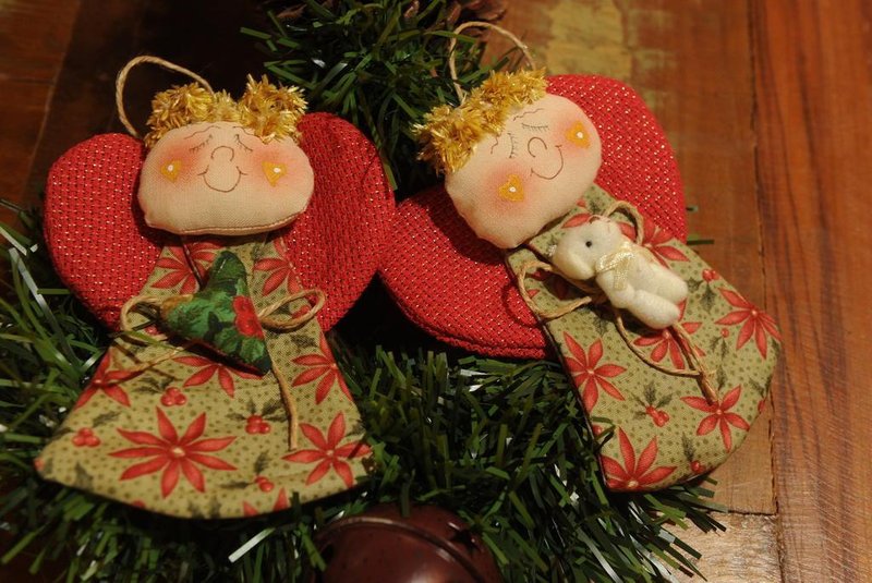  CAXIAS DO SUL, RS, BRASIL 28/11/2018Mara Couto, designer de bonecos, ensina passo a passo para confecção de anjos de tecido com temática natalina. (Felipe Nyland/Agência RBS)