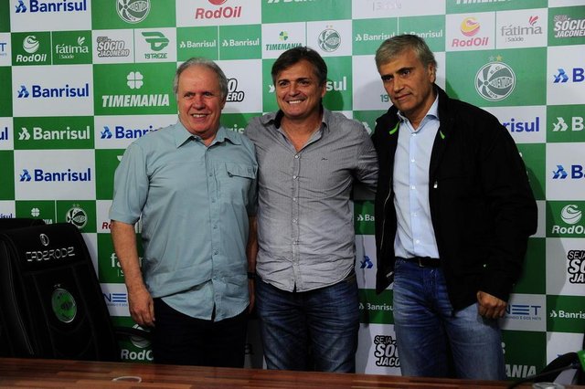 CAXIAS DO SUL, RS, BRASIL, 30/11/2018. Osvaldo Pioner (E), diretor geral de futebol, Walter Dal Zotto Jr (C), presidente do Juventude, anunciam a permanência de Luiz Carlos Winck (D), como técnico para a temporada 2019. (Porthus Junior/Agência RBS) CAXIAS DO SUL, RS, BRASIL, 30/11/2018. Osvaldo Pioner (E), diretor geral de futebol, Walter Dal Zotto Jr (C), presidente do Juventude, anunciam a permanência de Luiz Carlos Winck (D), como técnico para a temporada 2019. (Porthus Junior/Agência RBS)