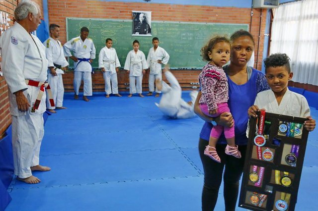  PORTO ALEGRE, RS, BRASIL 03/12/2018 - Alunos de escola do Rubem Berta recebem aulas gratuitas de judô. (FOTO: ROBINSON ESTRÁSULAS/AGÊNCIA RBS)