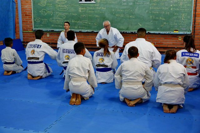  PORTO ALEGRE, RS, BRASIL 27/11/2018 - Alunos de escola do Rubem Berta recebem aulas gratuitas de judô - Rubem Berta. (FOTO: ROBINSON ESTRÁSULAS/AGÊNCIA RBS)