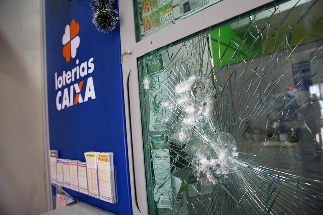  IBIRAIARAS, RS, BRASIL, 04/12/2018: Agência lotéria em frente aos bancos assaltados também foi atacada. (CAMILA DOMINGUES/AGÊNCIA RBS)