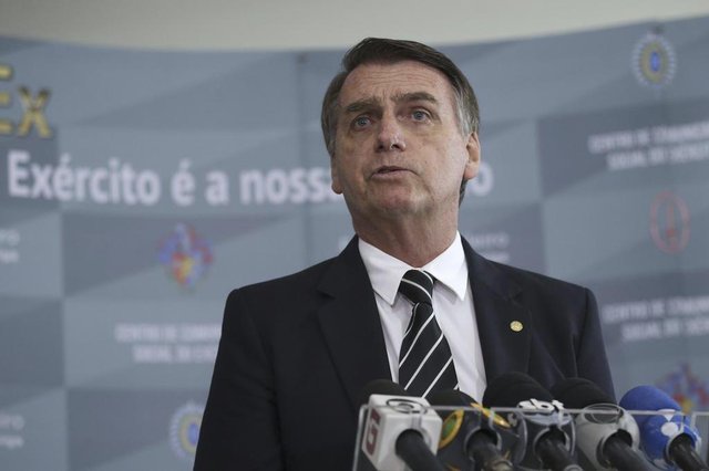 O presidente eleito Jair Bolsonaro fala à imprensa, após receber uma honraria do Exército, a Medalha do Pacificador com Palma, entregue durante audiência fechada no Quartel-General do Exército, em Brasília. Foto: José Cruz/Agência Brasil O presidente eleito Jair Bolsonaro fala à imprensa, após receber uma honraria do Exército, a Medalha do Pacificador com Palma, entregue durante audiência fechada no Quartel-General do Exército, em Brasília. Foto: José Cruz/Agência Brasil