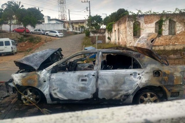 Veículo colidiu na traseira de um caminhão antes de incendiar na marginal da rodovia Veículo colidiu na traseira de um caminhão antes de incendiar na marginal da rodovia