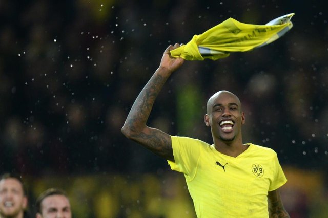 Dortmunds Brazilian defender Felipe Santana celebrates after the UEFA Champions League quarter-final second-leg football match of Borussia Dortmund vs Malaga CF in Dortmund, western Germany on April 9, 2013. Dortmund won the match 3-2 and qualified for the semi-finals. AFP PHOTO / PATRIK STOLLARZ Dortmunds Brazilian defender Felipe Santana celebrates after the UEFA Champions League quarter-final second-leg football match of Borussia Dortmund vs Malaga CF in Dortmund, western Germany on April 9, 2013. Dortmund won the match 3-2 and qualified for the semi-finals. AFP PHOTO / PATRIK STOLLARZ