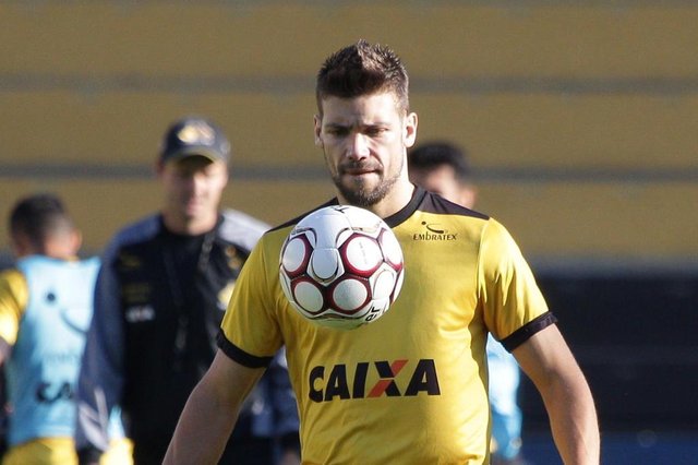 CRICIUMA - 21/07/2017/ - Treino Criciuma - Diego Giaretta do Criciuma durante Treino no estadio Heriberto HulseIndexador: Guilherme Hahn/AGIF CRICIUMA - 21/07/2017/ - Treino Criciuma - Diego Giaretta do Criciuma durante Treino no estadio Heriberto HulseIndexador: Guilherme Hahn/AGIF