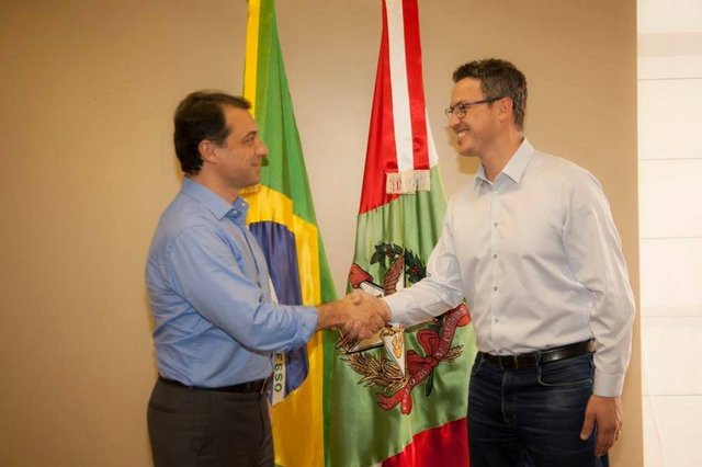 Em conjunto com a vice-governadora escolhemos, a dedo, mais quatro nomes da nossa equipe de governo. Lucas Esmeraldino recebeu a missão de comandar a Secretaria do Desenvolvimento Econômico Sustentável e Turismo, que também vai abranger o Instituto do Meio Ambiente.Lucas é graduado em Odontologia pela Universidade do Sul de Santa Catarina (Unisul), especialista em Ortodontia e visão empresarial. Iniciou trajetória política, em 2012, elegendo-se como o vereador mais votado da cidade de Tubarão. Em 2018 disputou as eleições para o cargo de Senador da República, conquistando mais de um milhão de votos. Atualmente é o presidente Estadual do PSL. Em conjunto com a vice-governadora escolhemos, a dedo, mais quatro nomes da nossa equipe de governo. Lucas Esmeraldino recebeu a missão de comandar a Secretaria do Desenvolvimento Econômico Sustentável e Turismo, que também vai abranger o Instituto do Meio Ambiente.Lucas é graduado em Odontologia pela Universidade do Sul de Santa Catarina (Unisul), especialista em Ortodontia e visão empresarial. Iniciou trajetória política, em 2012, elegendo-se como o vereador mais votado da cidade de Tubarão. Em 2018 disputou as eleições para o cargo de Senador da República, conquistando mais de um milhão de votos. Atualmente é o presidente Estadual do PSL.