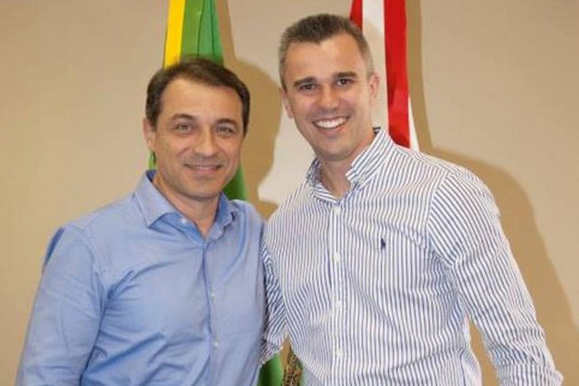 A Secretaria de Estado da Casa Civil, que vai abranger também a Casa Militar, as Secretarias Executivas de Comunicação e de Articulação Nacional, será comandada por Douglas Borba.Natural de Jaraguá do Sul, Douglas, é advogado e professor Universitário da Univali, nas áreas de Direito Administrativo e Ética Profissional. É especialista em Direito Público e começou a trajetória política como vereador em Biguaçu. A Secretaria de Estado da Casa Civil, que vai abranger também a Casa Militar, as Secretarias Executivas de Comunicação e de Articulação Nacional, será comandada por Douglas Borba.Natural de Jaraguá do Sul, Douglas, é advogado e professor Universitário da Univali, nas áreas de Direito Administrativo e Ética Profissional. É especialista em Direito Público e começou a trajetória política como vereador em Biguaçu.