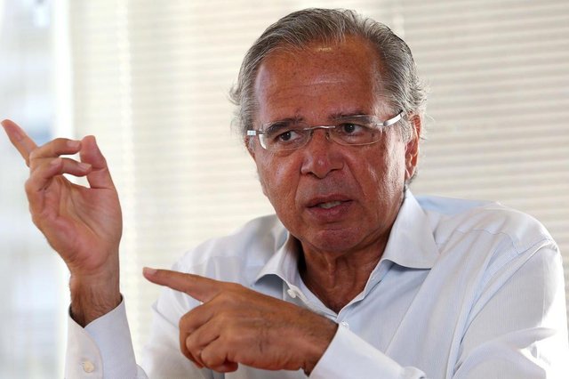 Para investidores, Guedes garante verniz liberalRJ - PAULO GUEDES/BOLSONARO/ELEIÇÕES 2018/ARQUIVO - ECONOMIA - Foto de arquivo de 10/04/2018 do economista Paulo Guedes durante entrevista cedida ao jornal O Estado de S. Paulo no bairro do Leblon, na zona sul do Rio de Janeiro. As esquivas de Guedes quando questionado sobre sua determinação para comandar a equipe econômica de Jair Bolsonaro alimentam a desconfiança de operadores do mercado financeiro sobre o sucesso de um eventual governo do candidato do PSL. Para investidores e gestores ouvidos pelo jornal é justamente a figura dele que dá o verniz liberal que os cativa. Esses operadores dizem que mantêm reservas sobre o projeto apresentado pelo deputado até agora, que carece de detalhamentos e peca pela falta de pragmatismo, mas que o risco do retorno do PT ao poder os assusta muito mais por ora. 10/04/2018 - Foto: WILTON JUNIOR/ESTADÃO CONTEÚDOEditoria: ECONOMIALocal: RIO DE JANEIROIndexador: WILTON JUNIORFonte: ESTADÃO CONTEÚDOFotógrafo: ESTADÃO CONTEÚDO Para investidores, Guedes garante verniz liberalRJ - PAULO GUEDES/BOLSONARO/ELEIÇÕES 2018/ARQUIVO - ECONOMIA - Foto de arquivo de 10/04/2018 do economista Paulo Guedes durante entrevista cedida ao jornal O Estado de S. Paulo no bairro do Leblon, na zona sul do Rio de Janeiro. As esquivas de Guedes quando questionado sobre sua determinação para comandar a equipe econômica de Jair Bolsonaro alimentam a desconfiança de operadores do mercado financeiro sobre o sucesso de um eventual governo do candidato do PSL. Para investidores e gestores ouvidos pelo jornal é justamente a figura dele que dá o verniz liberal que os cativa. Esses operadores dizem que mantêm reservas sobre o projeto apresentado pelo deputado até agora, que carece de detalhamentos e peca pela falta de pragmatismo, mas que o risco do retorno do PT ao poder os assusta muito mais por ora. 10/04/2018 - Foto: WILTON JUNIOR/ESTADÃO CONTEÚDOEditoria: ECONOMIALocal: RIO DE JANEIROIndexador: WILTON JUNIORFonte: ESTADÃO CONTEÚDOFotógrafo: ESTADÃO CONTEÚDO