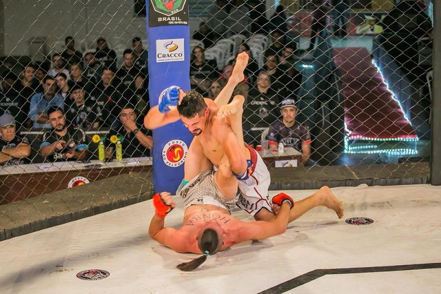 A 14ª edição do JVT Championship foi realizada no sábado (8), no Ginásio do Vascão em Caxias. Na foto, Leandro Barbosa (em cima) venceu Willian Polus. A 14ª edição do JVT Championship foi realizada no sábado (8), no Ginásio do Vascão em Caxias. Na foto, Leandro Barbosa (em cima) venceu Willian Polus.