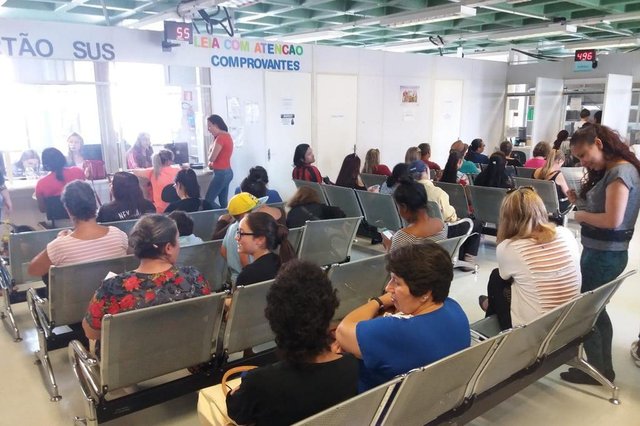 Fila de espera na sala do Dacra, em Caxias do Sul Fila de espera na sala do Dacra, em Caxias do Sul