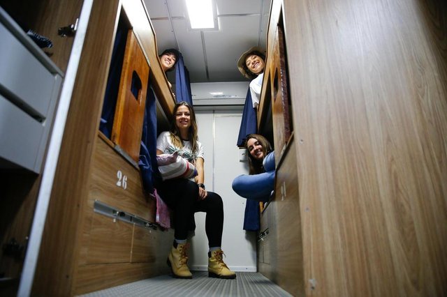 ITAJAÍ, SC, BRASIL, 10-12-2018: Embarcação de pesquisa com alunos de oceanografia da UFSC. Camarote onde os estudantes estão alojados. Juliana Hayden, Camila Andreussi, Caroline Costa, Bianca filippi. ITAJAÍ, SC, BRASIL, 10-12-2018: Embarcação de pesquisa com alunos de oceanografia da UFSC. Camarote onde os estudantes estão alojados. Juliana Hayden, Camila Andreussi, Caroline Costa, Bianca filippi.