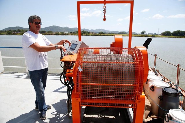 ITAJAÍ, SC, BRASIL, 10-12-2018: Embarcação de pesquisa com alunos de oceanografia da UFSC. Comandante da embarcação Onildo Leal Gaya. ITAJAÍ, SC, BRASIL, 10-12-2018: Embarcação de pesquisa com alunos de oceanografia da UFSC. Comandante da embarcação Onildo Leal Gaya.