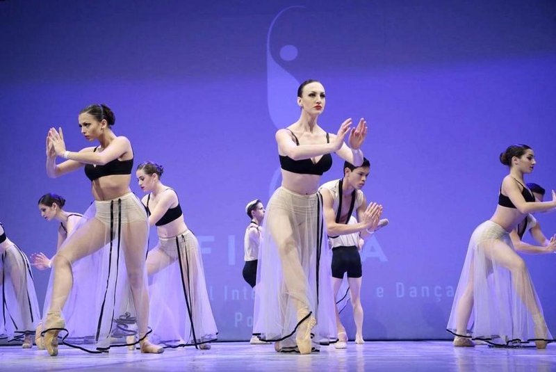 A escola Dora Ballet promove nesta quinta (13) e sexta (14) o show de dança Quem se Importa?.