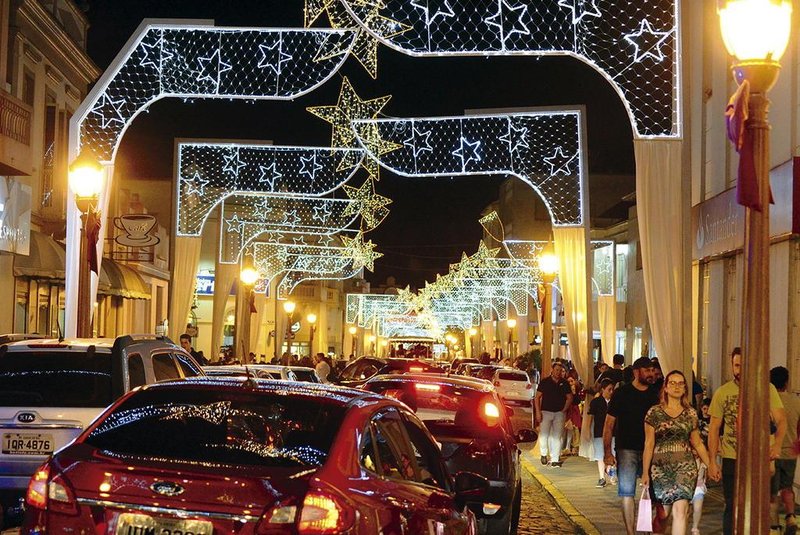 Noite Branca, em Garibaldi, para estimular o comércio e promover a ocupação das ruas da cidade pelas pessoas. Na foto também, a decoração natalina.