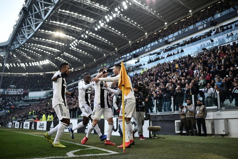 Juventus Portuguese forward Cristiano Ronaldo (C-R) celebrates with teammates after opening the scoring during the Italian Serie A football match Juventus vs Sampdoria on December 29, 2018 at the Juventus stadium in Turin. (Photo by Marco BERTORELLO / AFP)