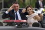  Brazils President-elect Jair Bolsonaro (L) gestures next to his wife Michelle Bolsonaro as the presidential convoy heads to the National Congress for his swearing-in ceremony, in Brasilia on January 1, 2019. - Bolsonaro takes office with promises to radically change the path taken by Latin Americas biggest country by trashing decades of centre-left policies. (Photo by Carl DE SOUZA / AFP)Editoria: POLLocal: BrasíliaIndexador: CARL DE SOUZASecao: governmentFonte: AFPFotógrafo: STF