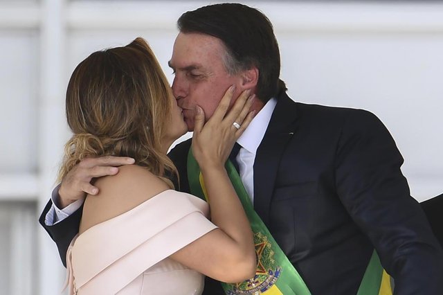 Brazils new First Lady Michelle Bolsonaro (L) kisses his husband Brazils new president Jair Bolsonaro, during his inauguration ceremony at Planalto Palace in Brasilia on January 1, 2019. - Bolsonaro takes office with promises to radically change the path taken by Latin Americas biggest country by trashing decades of centre-left policies. (Photo by EVARISTO SA / AFP)Editoria: POLLocal: BrasíliaIndexador: EVARISTO SASecao: governmentFonte: AFPFotógrafo: STF Brazils new First Lady Michelle Bolsonaro (L) kisses his husband Brazils new president Jair Bolsonaro, during his inauguration ceremony at Planalto Palace in Brasilia on January 1, 2019. - Bolsonaro takes office with promises to radically change the path taken by Latin Americas biggest country by trashing decades of centre-left policies. (Photo by EVARISTO SA / AFP)Editoria: POLLocal: BrasíliaIndexador: EVARISTO SASecao: governmentFonte: AFPFotógrafo: STF