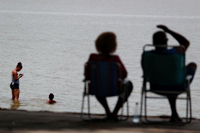 PORTO ALEGRE-RS- BRASIL- 30/12/2018- O último fim de semana do ano de praia em Ipanema. Ambiental de quem ficou em POA para curtir a praia. Praia de Ipanema não tem o aviso de água imprópia para banho. FOTO FERNANDO GOMES/DIÁRIO GAÚCHO. PORTO ALEGRE-RS- BRASIL- 30/12/2018- O último fim de semana do ano de praia em Ipanema. Ambiental de quem ficou em POA para curtir a praia. Praia de Ipanema não tem o aviso de água imprópia para banho. FOTO FERNANDO GOMES/DIÁRIO GAÚCHO.