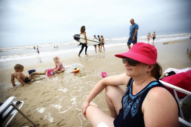 CAPÃO DA CANOA, RS, BRASIL, 04/01/2019 -Banhistas comentam as condições das praias no litoral. Na foto - Deina Farenzena. (FOTOGRAFO: LAURO ALVES / AGENCIA RBS) CAPÃO DA CANOA, RS, BRASIL, 04/01/2019 -Banhistas comentam as condições das praias no litoral. Na foto - Deina Farenzena. (FOTOGRAFO: LAURO ALVES / AGENCIA RBS)