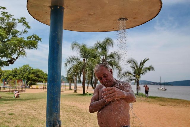 PORTO ALEGRE-RS- BRASIL- 30/12/2018- O último fim de semana do ano de praia em Ipanema. Ambiental de quem ficou em POA para curtir a praia. Praia de Ipanema não tem o aviso de água imprópia para banho. Sabino Pinheiro - pescador, toma banho em Ipanema. FOTO FERNANDO GOMES/DIÁRIO GAÚCHO. PORTO ALEGRE-RS- BRASIL- 30/12/2018- O último fim de semana do ano de praia em Ipanema. Ambiental de quem ficou em POA para curtir a praia. Praia de Ipanema não tem o aviso de água imprópia para banho. Sabino Pinheiro - pescador, toma banho em Ipanema. FOTO FERNANDO GOMES/DIÁRIO GAÚCHO.