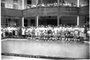  Grupo de veranistas no interior do Balneário Hotel Osvaldo Cruz, em 1943