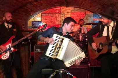 SOBRE O SHOW: Diego Dias é músico desde os 6 anos de idade quando começou tocando acordeon. Natural da cidade de Tupanciretã, foi morar em Santa Maria aos 14 anos onde foi apresentado ao Rock, estilo que mudou sua vida para sempre. Teve várias bandas na adolescência, até 2002, quando montou com seus amigos a Vera Loca, hoje uma banda reconhecida nacionalmente.Diego Dias já tocou nas principais bandas de Rock do Rio Grande do Sul como Cidadão Quem, Acústicos e Valvulados, Nei Van Sória, Alemão Ronaldo.Hoje, este projeto inovador chama atenção do mundo inteiro. Recentemente estiveram em Liverpool, na Inglaterra, onde participaram do International Beatle Week Festival, o maior evento sobre Beatles do mundo. O convite surgiu quando a irmã de John Lennon, Júlia Baird, que é diretora do clássico The Cavern Club, viu o projeto em um festival, quando esteve no Brasil.