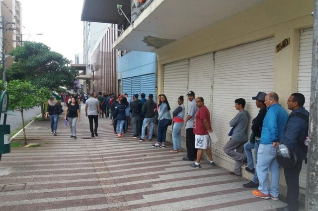Procura por vagas de emprego gera fila de meio quarteirão no Sine de Caxias. Procura por vagas de emprego gera fila de meio quarteirão no Sine de Caxias.
