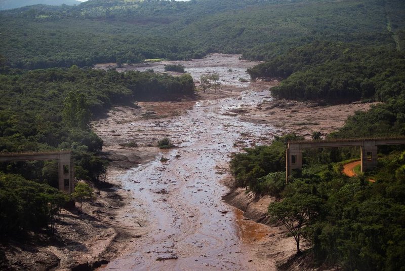 Prefeituras alertam para risco de inundações pelo Rio ParaopebaMG - MG/BARRAGEM/RISCO/INUNDAÇÕES - GERAL - Vista aérea do local destruído pelos rejeitos após o rompimento da barragem da mina do   Feijão, situada em Brumadinho, na região metropolitana de Belo Horizonte (MG), nesta   sexta-feira (25). Segundo o Corpo de Bombeiros, o rompimento ocorreu na altura do km 50   da Rodovia MG-040. Um helicóptero dos bombeiros sobrevoava a região em busca de vítimas.   Cerca de 200 pessoas estão desaparecidas. Ambulâncias, carros de Bombeiros e da Defesa   Civil trabalham no local. Quase três anos depois do rompimento da barragem de Fundão, da   mineradora Samarco (Vale e BHP), em Mariana, Minas Gerais, em novembro de 2015, mais um   desastre ameaça o Estado.   25/01/2019 - Foto: MOISéS SILVA/O TEMPO/ESTADÃO CONTEÚDOEditoria: GERALLocal: BRUMADINHOIndexador: MOISéS SILVAFotógrafo: O TEMPO