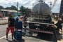 Sem água, moradores formam filas para encher baldes e galões em caminhões pipa na Lomba do Pinheiro. 