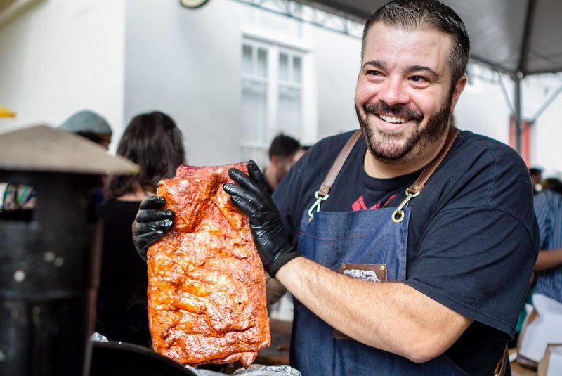 Rodrigo Bueno prepara churrasco (barbecue) ao estilo americano.Ele venceu concurso nacional nesse estilo de assar.