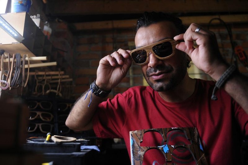  CAXIAS DO SUL, RS, BRASIL, 24/01/2019 - Evandro Brown Lima fabrica óculos de sol com armações em madeira aproveitada. (Marcelo Casagrande/Agência RBS)