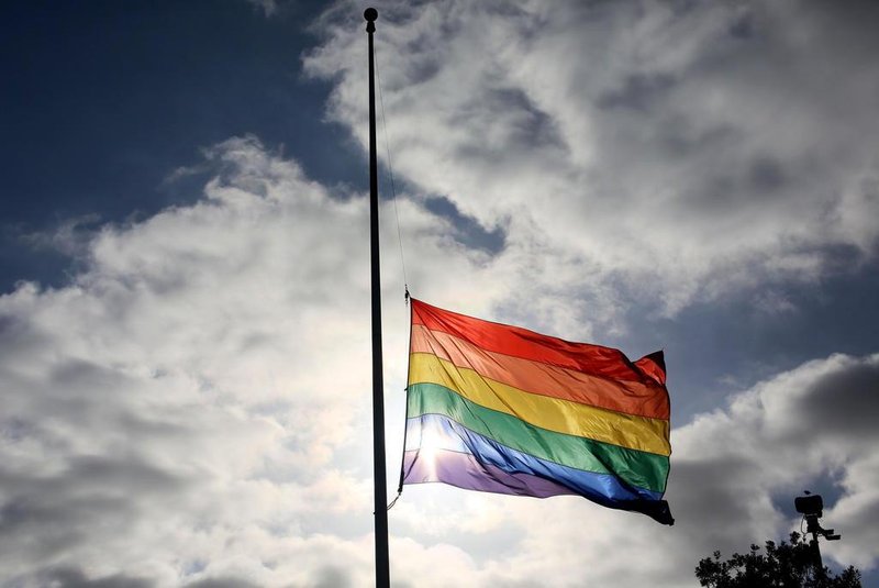  A pride flag stands a half mast during a memorial service in San Diego, California on June 12, 2016, for the victims of the Orlando Nighclub shooting. Fifty people died when a gunman allegedly inspired by the Islamic State group opened fire inside a gay nightclub in Florida, in the worst terror attack on US soil since September 11, 2001.Sandy Huffaker / AFPEditoria: CLJLocal: San DiegoIndexador: SANDY HUFFAKERSecao: gays and lesbiansFonte: AFPFotógrafo: STR